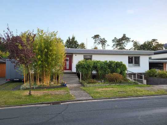 Flachdachbungalow mit Garage und Carport in Waldrandlage