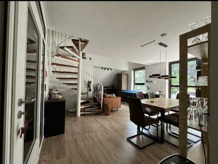 Helle, modernisierte 2-Zimmer-Maisonette-Wohnung mit Balkon in Düsseldorf
