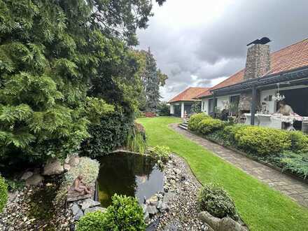 repräsentative Villa im Landhausstil mit Schwimmbad auf parkähnlichem Grundstück