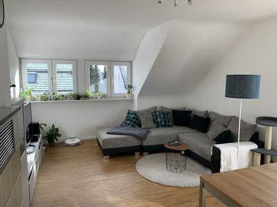 Helle, ruhige, modernisierte 4-Zimmer-DG-Wohnung mit Balkon und Einbauküche in Stuttgart-Möhringen