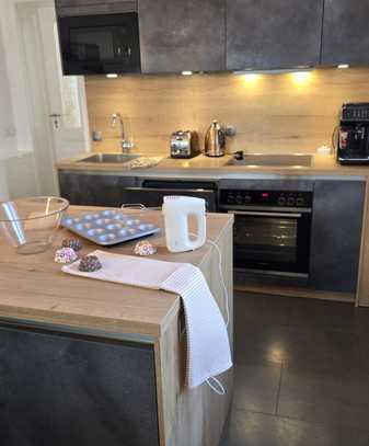 Modernisierte Altbauwohnung: komplette Ausstattung, Top-Lage. Furnished apartment in City West.