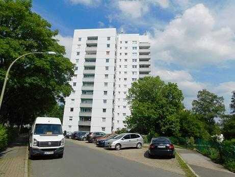 Einzugsbereit renovierte Wohnung mit Balkon, ideal als Paar oder alleine! Aufzug vorhanden!