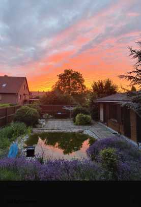 Moderne Mehrfamilienhaus mit Garten und Gartenhäuschen