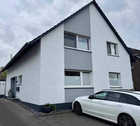 Exklusive 4-Raum-DG-Wohnung mit gehobener Innenausstattung mit Balkon und Einbauküche in Goch-Kessel