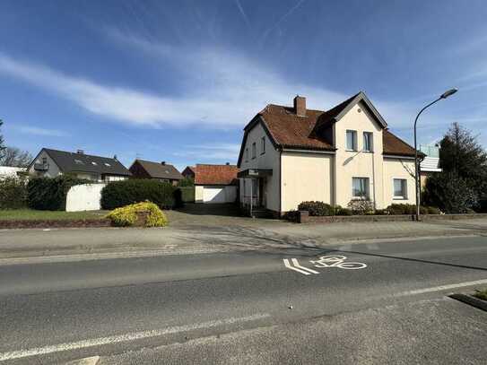 Solides Zweifamilienhaus mit Baupotential auf 2.410 m² Grundstück