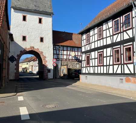 Gepflegte 2-Raum-Hochparterre-Wohnung mit Einbauküche in Hammersbach