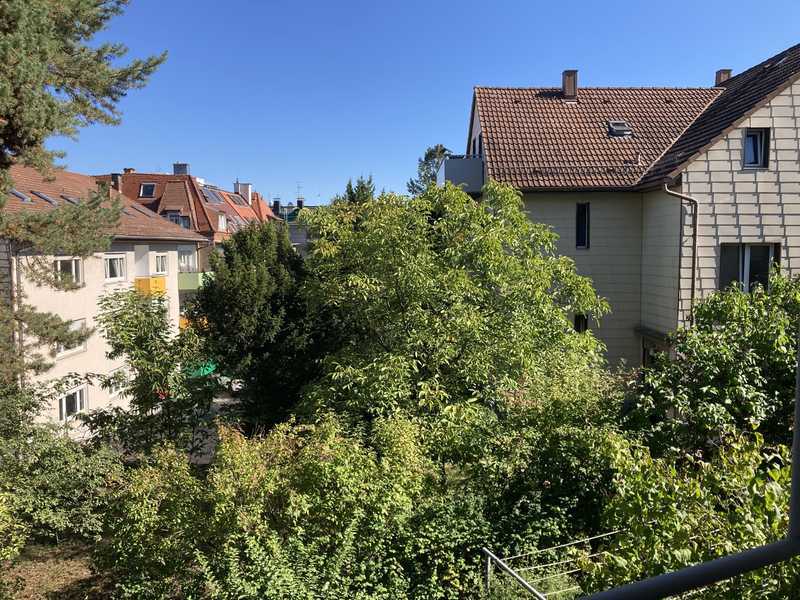 Renovierte 2,5-Zimmer-Altbauwohnung mit Balkon+Einbauküche im schönen Stgt-Westen
