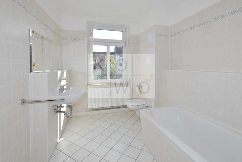 Lichtdurchflutete Dachgeschosswohnung mit Balkon im sanierten Altbau