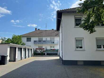 Sehr gute LAGE! Gepflegtes Mehrfamilienhaus mit 4 Wohnungen, 3 Stellplätze und 2 Garagen