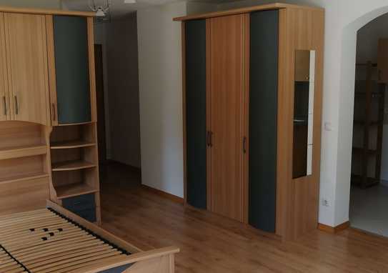 Helle 1-Zimmer Wohnung, EG, teilmöbliert, zur Miete in Anger