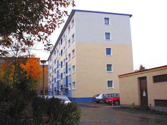 Zentrale 2 Raumwohnung mit Balkon und Badewanne