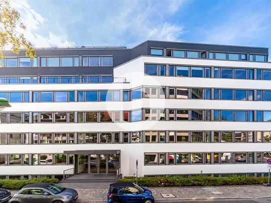 Bürogebäude mit Blick auf die Skyline Frankfurts