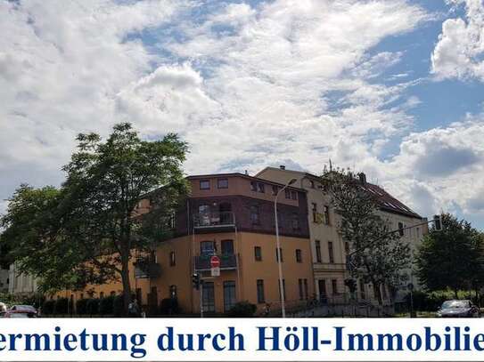 Höll-Immobilien vermietet ruhig gelegene 1,5-Raum Wohnung mit Balkon in der Willy-Brandt-Str. 73.