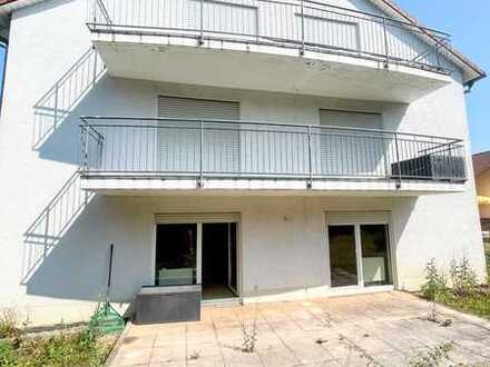 Renovierte, sonnige, 3 Zimmer, Küche und Bad Wohnung mit Einbauküche und Garage