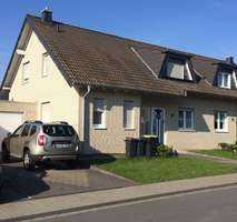 Gepflegte Doppelhaushälfte mit Garten und Garage