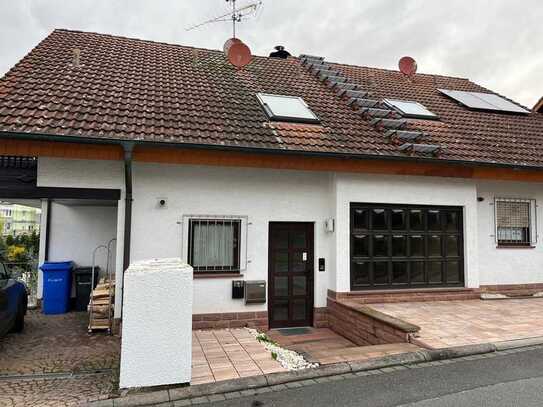 Schöne Souterrainwohnung mit Garten