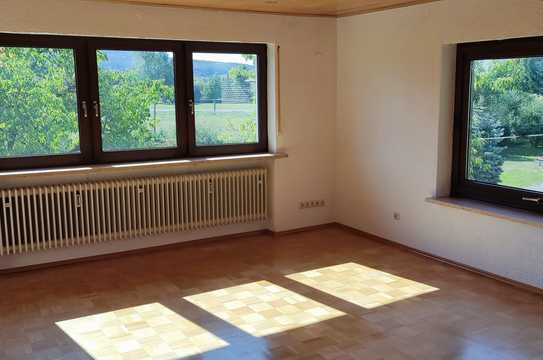 Gepflegte Wohnung mit vier Zimmern sowie Balkon und EBK in Lichtenfels / Schney