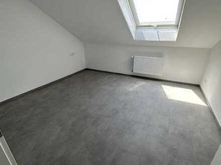 Geschmackvolle Dachgeschosswohnung mit zwei Räumen und EBK in Owen