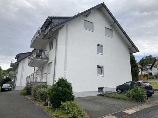 Günstige, geräumige und vollständig renovierte 2-Zimmer-Etagenwohnung mit Balkon in Steinau-Marborn