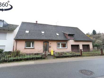 Freistehendes Einfamilienhaus mit Doppelgarage auf großem Grundstück