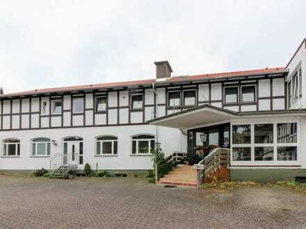 Kapitalanlage und Eigennutz: Vielseitiges Mehrfamilienhaus in Dietershausen zu verkaufen