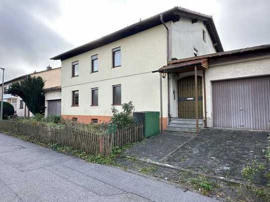 Sanierungsbedürftiges Zweifamilienhaus in ruhiger Stadtrandlage Rosenheims