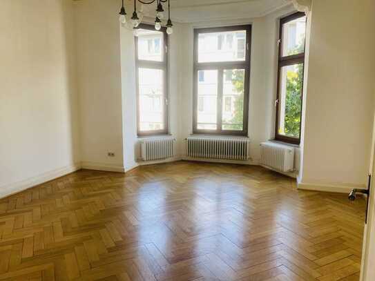 Großes WG Zimmer in 3er WG/ Belgisches Viertel/ 5-Zimmer Altbauwohnung