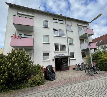 Charmante Dachgeschosswohnung in Oberrad: 45qm -Modern, Solide, Praktisch