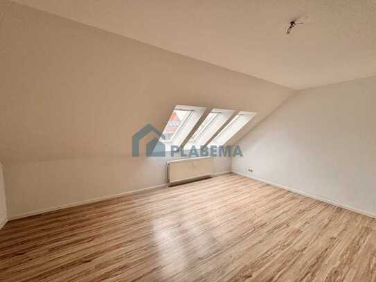 Moderne Dachgeschosswohnung mit 3 Zimmern, Balkon & Stellplatz, wird modernisiert