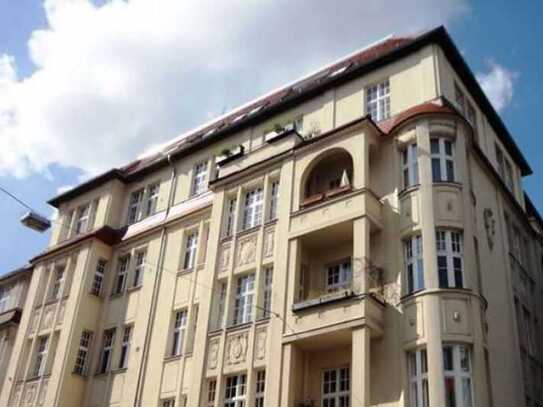 Hübsche 2 Zimmer-Balkon-Dach-Wohnung nahe Volkspark Schöneberg mit Aufzug