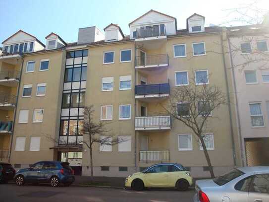 Helle, freundliche DG-Wohnung mit Balkon, PKW-Stellplatz und Aufzug