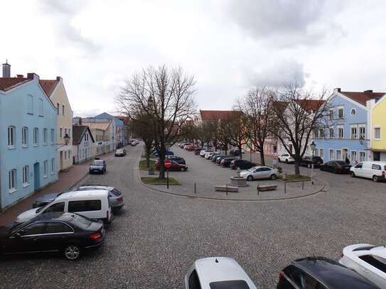 Modernisierte Wohnung mit dreieinhalb Zimmern sowie Balkon und EBK in Dorfen