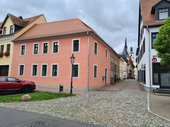 Ansprechende und vollständig renovierte 3-Raum-EG-Wohnung mit Balkon in Pegau