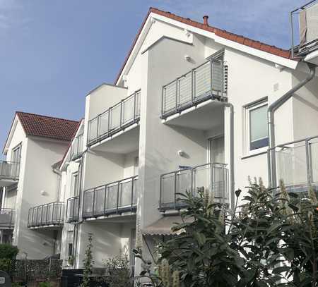Mörfelden, schöne, kompakte 2-Zi-Dach-Wohnung mit Tageslichtbad, Einbauküche, Loggia und TG-Platz