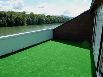 Helle Dachwohnung mit wunderschönem Blick auf den Rhein und grosser Terrasse