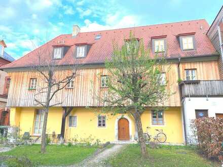 Romantische DG-Maisonette-Whg. in einem kernsanierten Altbau in der Altstadt direkt an der Donau