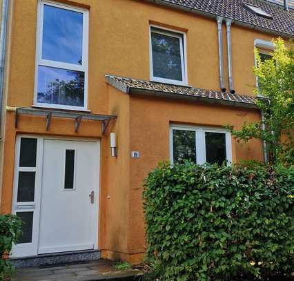 Renoviertes Reihenhaus mit Garten und Carport