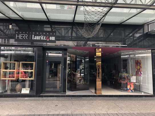 riesengroßes Laden-Lokal