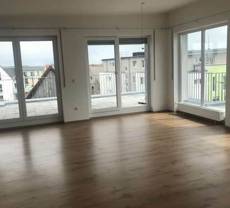 Gepflegte Penthouse-Wohnung mit vier Zimmern sowie Balkon und EBK in Laichingen