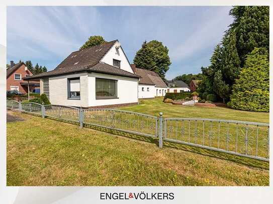 Wohnen im Grünen: Einfamilienhaus mit Nebengebäude und großzügiger Gartenfläche