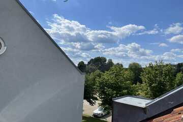 Sanierte 1-Raum-Dachgeschosswohnung mit Einbauküche in Wenzenbach