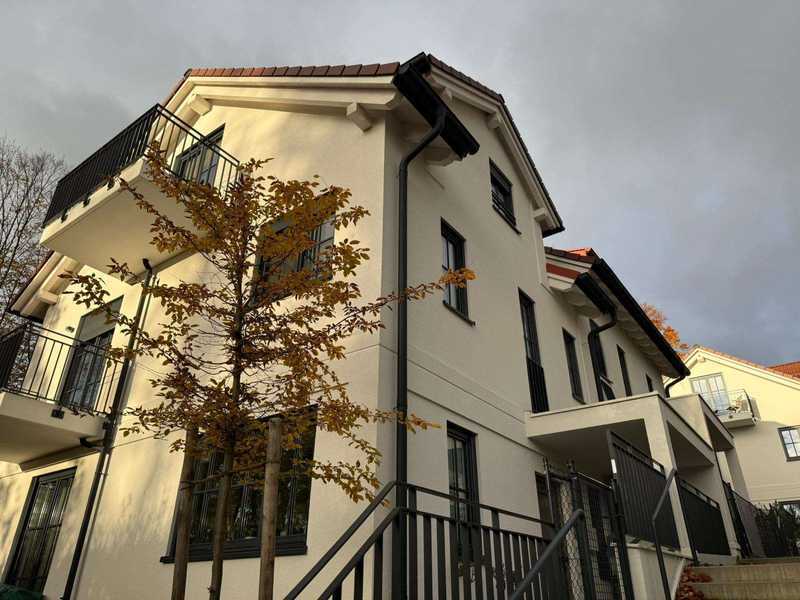                                                               Fast Erstbezug - DHH in ruhiger Lage, 4-Zi. + Hobbyraum, S7, SW Garten, EBK, 2…                                                       in Schäftlarn (München)