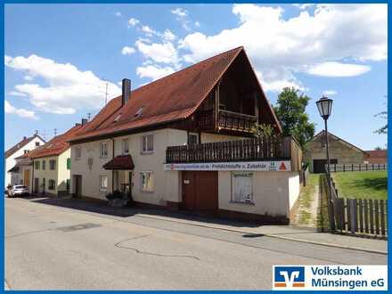Großzügiges Wohnhaus mit zwei Wohnungen und zwei Garagen in Hayingen!