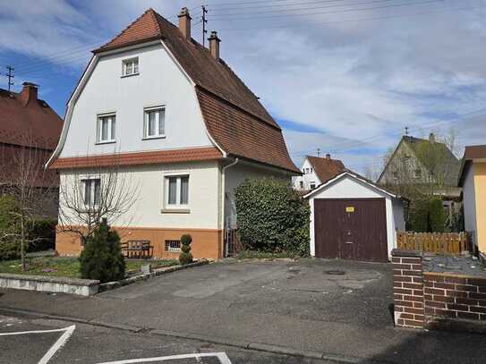 Freistehendes Einfamilienhaus mit schönem Garten und Garage.