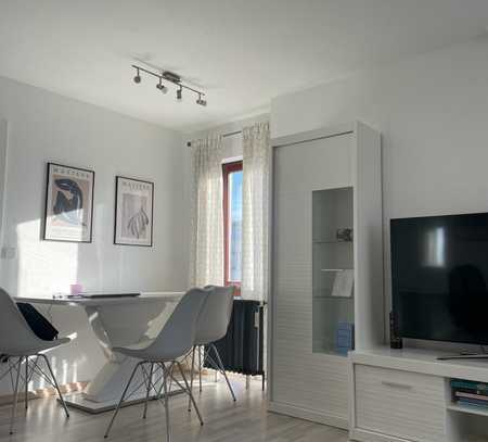 Vollmöbilierte, helle 2-Zimmer-DG-Wohnung mit MÖBELKAUF für 2.000 Euro