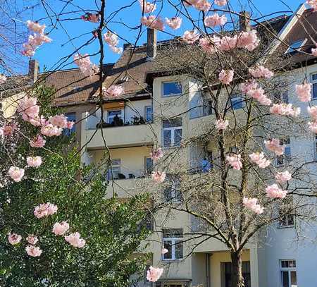 // 2 Zimmer mit Blick ins Grüne - Nähe Bahnhof - FRISCH SANIERT- Balkon //