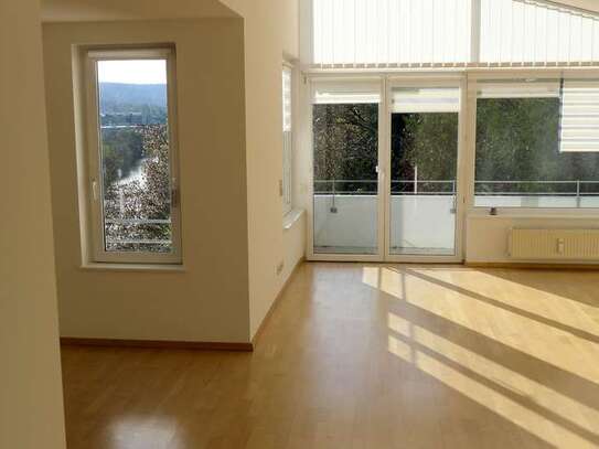 Sonnige Dachgeschosswohnung ohne Schrägen mit Balkon und schönem Grünblick in Lörrach