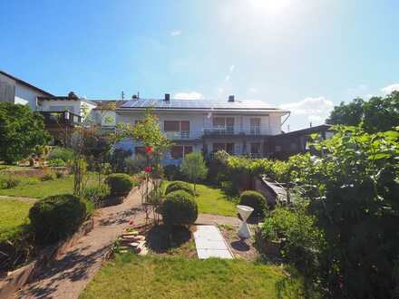 GEPFLEGTES ZWEIFAMILIENHAUS MIT WUNDERSCHÖNEM GARTEN UND PHOTOVOLTAIKANLAGE