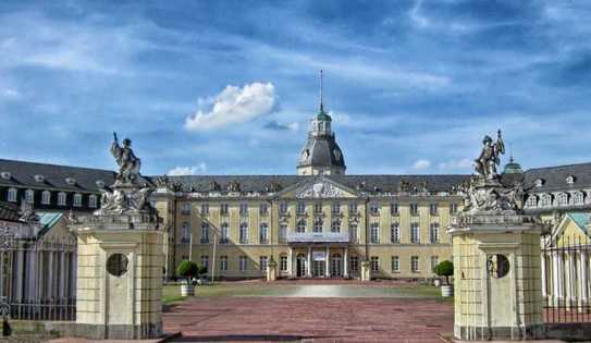 Schönes Zimmer in einer stilvolle 2 ZKB Wohnung in Karlsruhe Kronenplatz zu vermieten Balkon und EBK