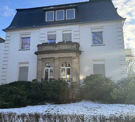 Großzügige, moderne Dachgeschosswohnung mit Balkon und Blick ins Grüne